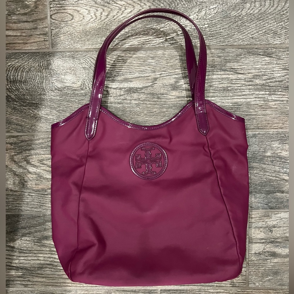 Tory Burch Magnetic Closure Leather Tote Bag in Maroon